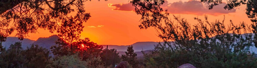 Sedona vivid peach colored sunset over mountains symbolize setting for Sedona spiritual retreat, Expand Your Horizon Retreat, and sunset-stars solo vision circle program.